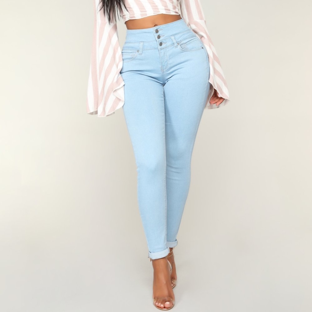 NWT Lightwash Booty Lift Skinny Jeans